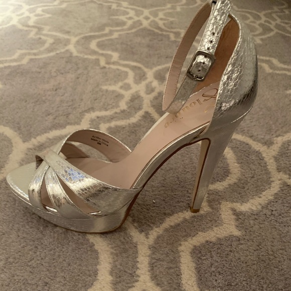 Silver Heels - Picture 2 of 3